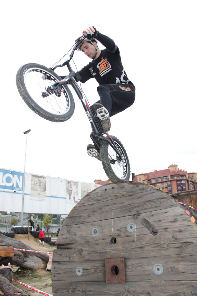 Diego Barrio del equipo Trial-Bikes en el campeonato de Madrid Diego Barrio del equipo Trial-Bikes en el campeonato de Madrid