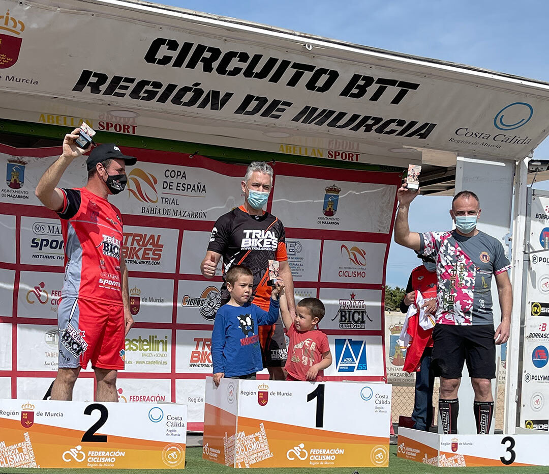 Foto del podium Máster 40 en la Copa de España de Trial Bici en Mazarrón